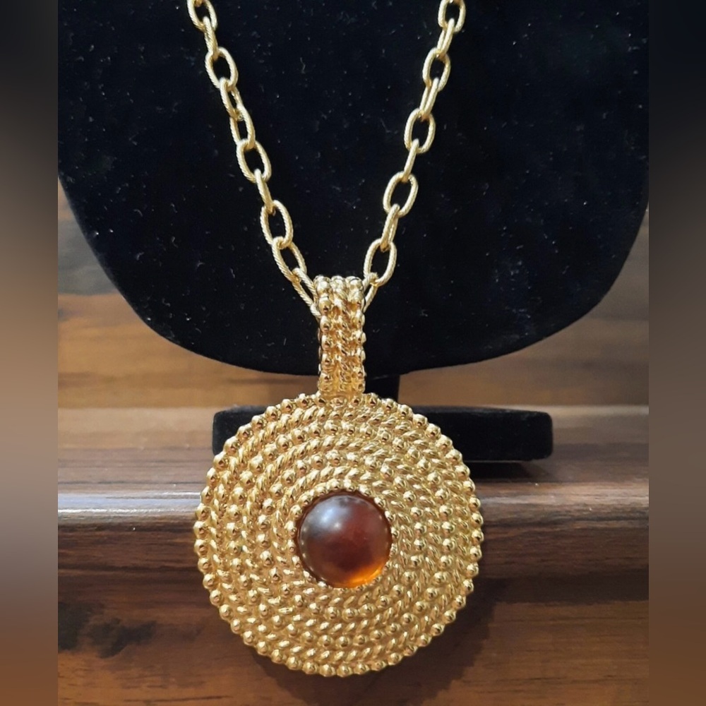 VTG Modern Avon Medallion Necklace - Picture 3 of 15